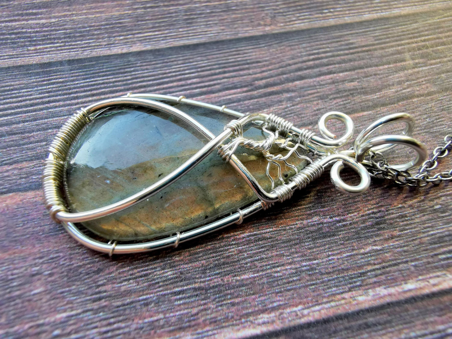 Tree pendant with a labradorite gemstone