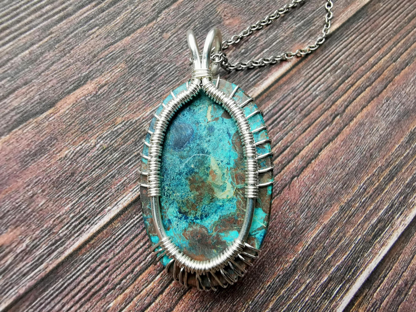 Tree pendant with a shattuckite gemstone