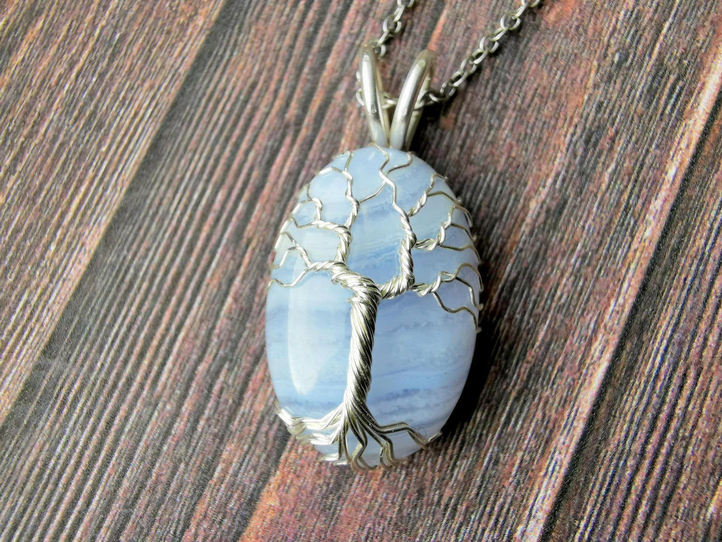 Tree pendant with a lace agate gemstone
