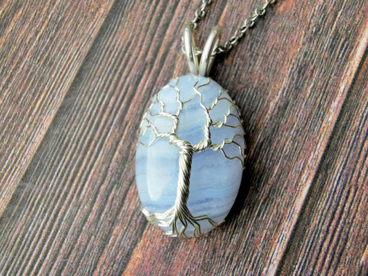 Tree pendant with a lace agate gemstone
