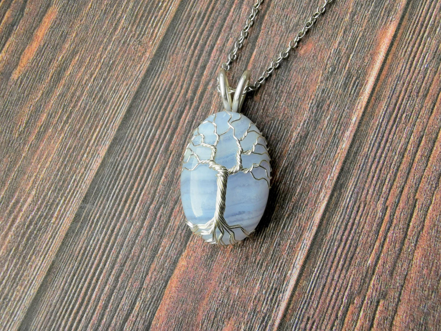 Tree pendant with a lace agate gemstone