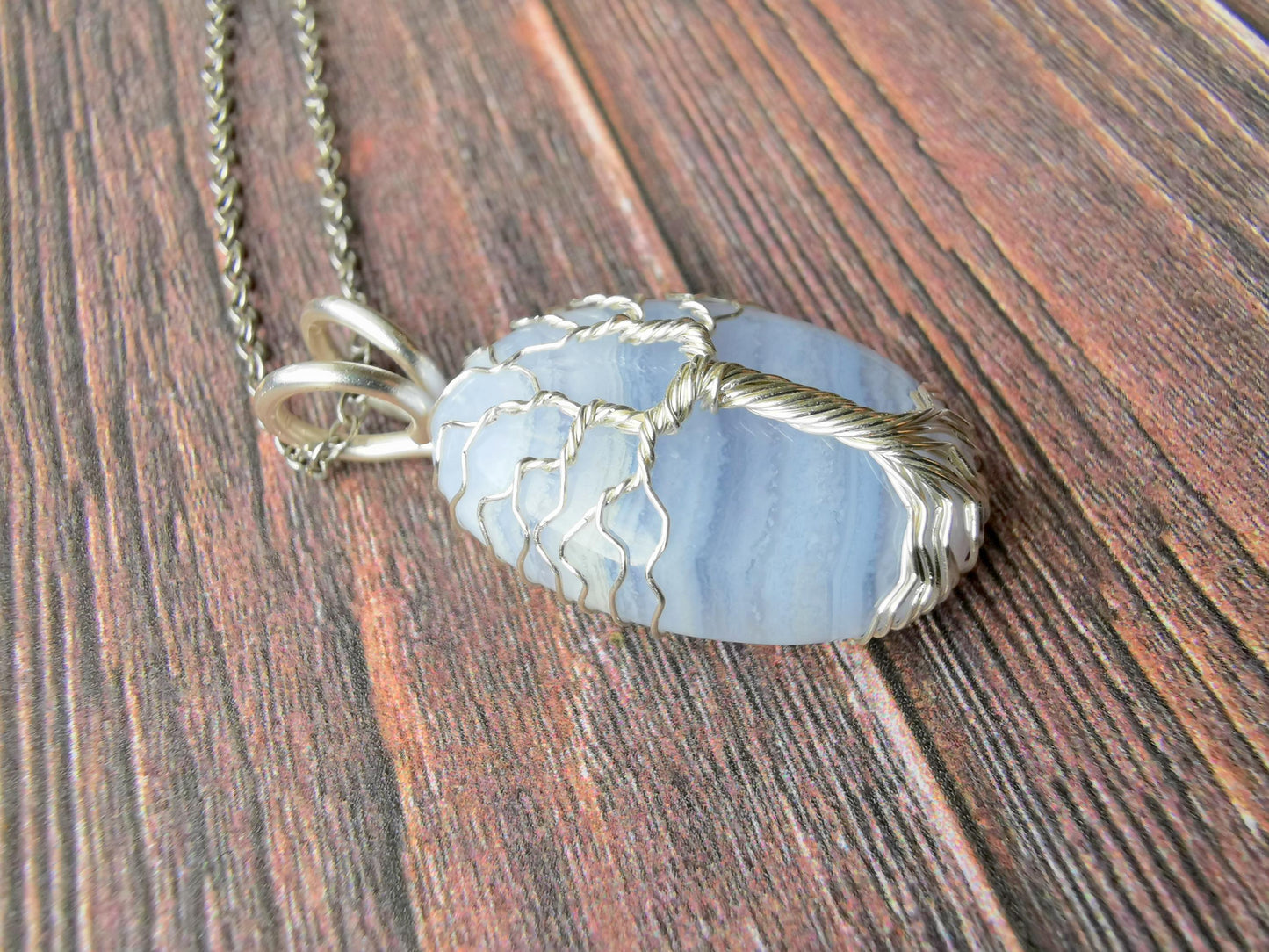 Tree pendant with a lace agate gemstone