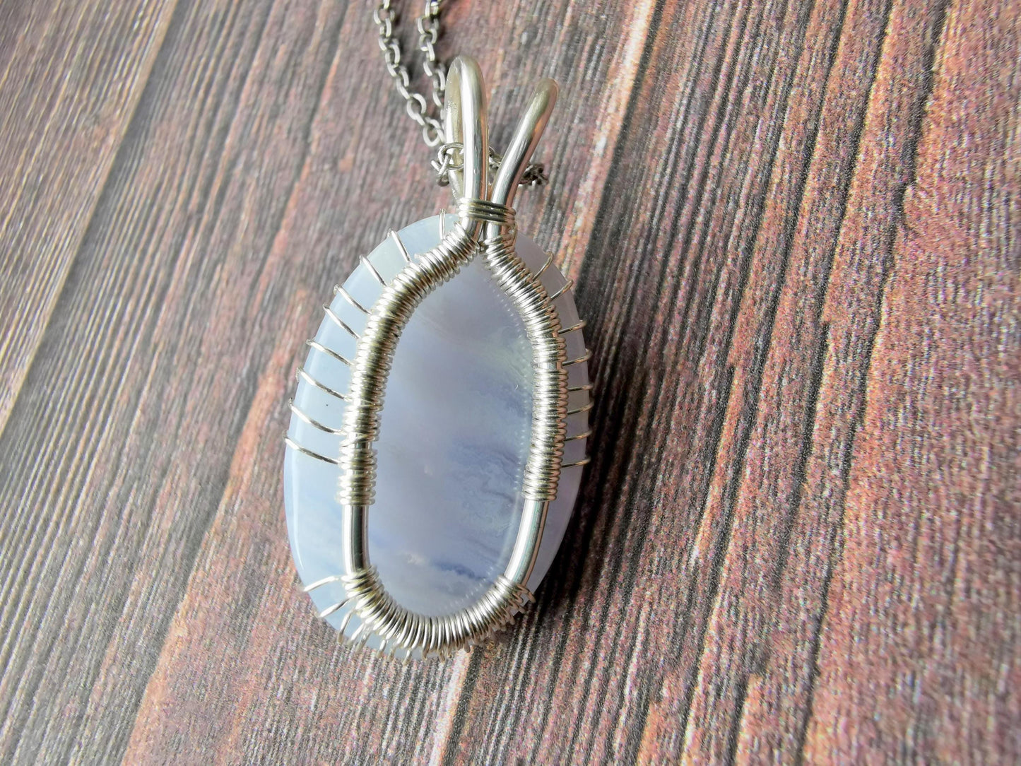 Tree pendant with a lace agate gemstone