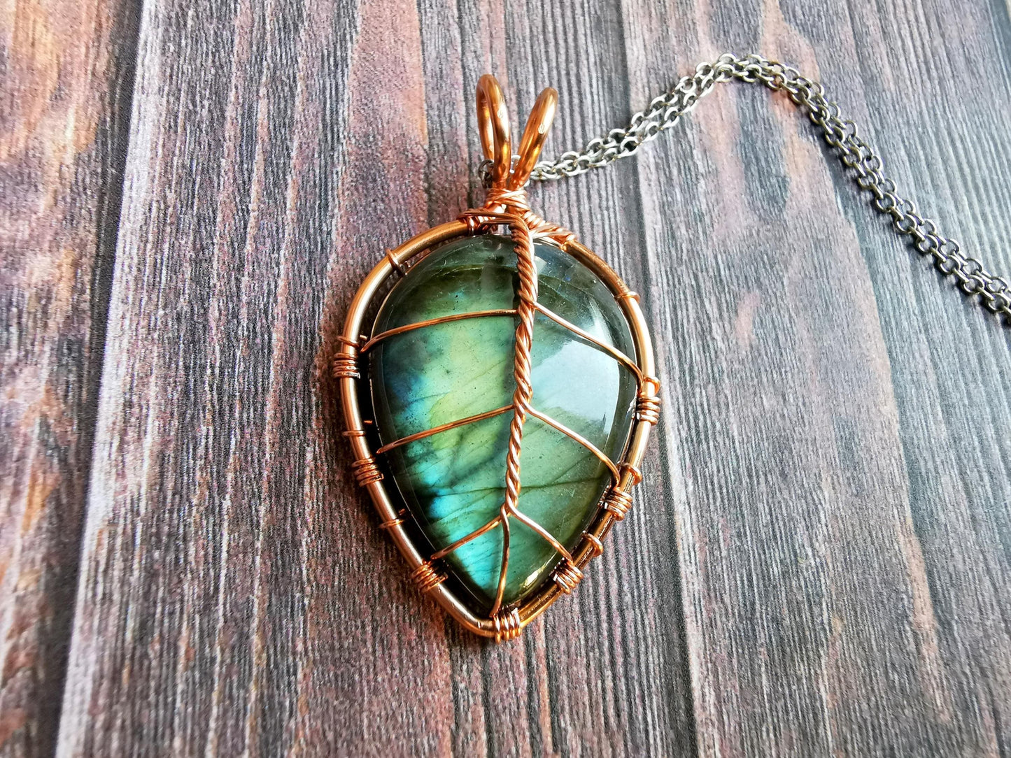 Leaf pendant with a labradorite gemstone