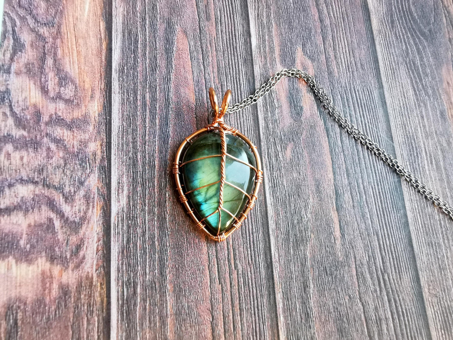 Leaf pendant with a labradorite gemstone