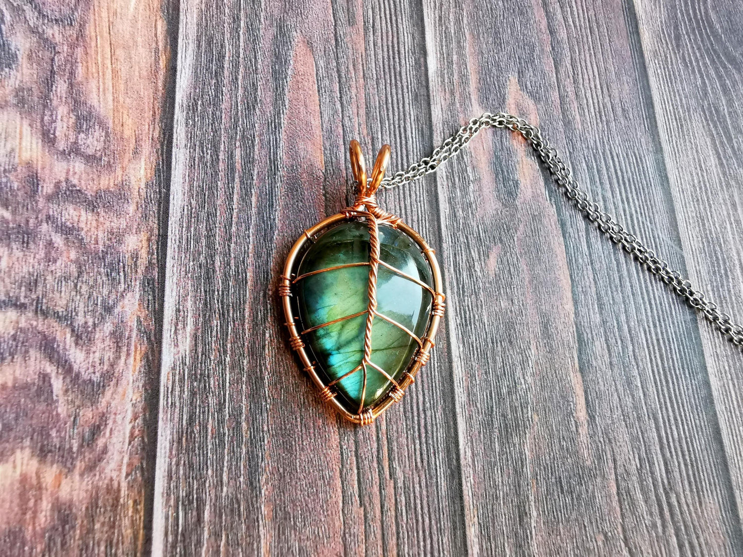 Leaf pendant with a labradorite gemstone