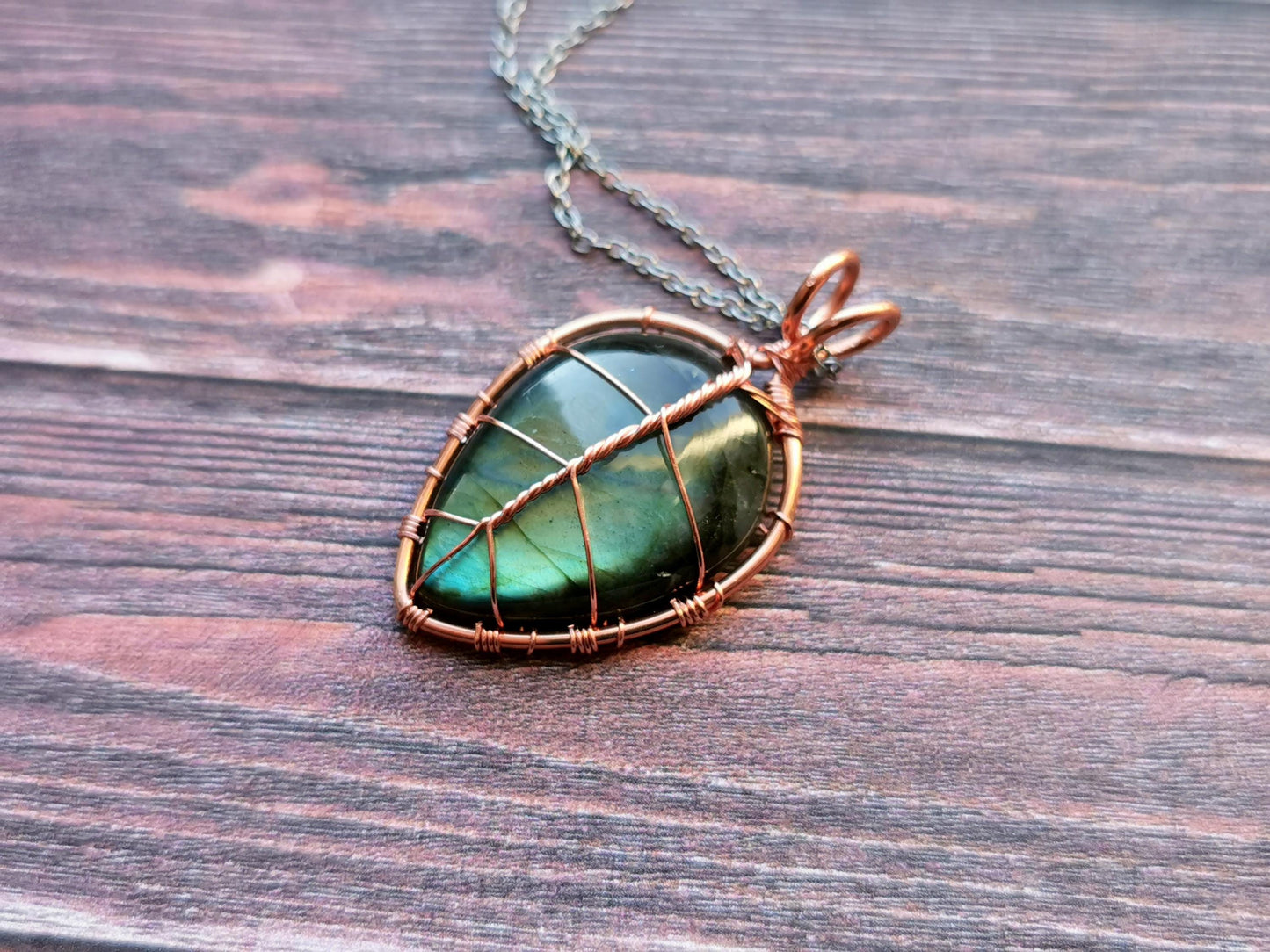 Leaf pendant with a labradorite gemstone