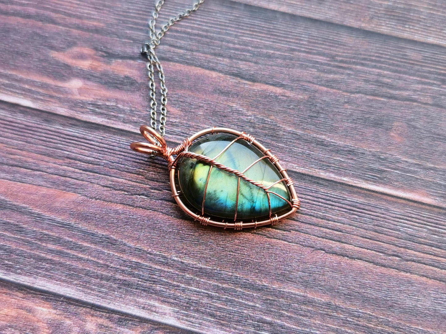Leaf pendant with a labradorite gemstone