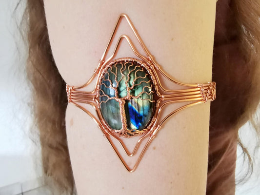 Tree arm ring with a labradorite gemstone