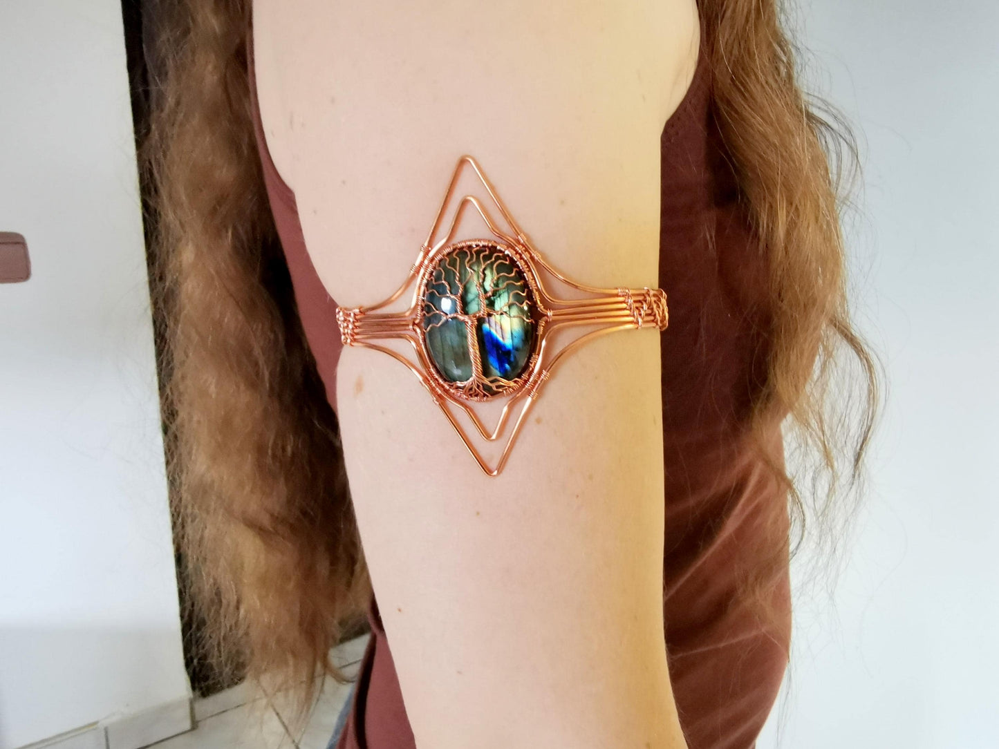 Tree arm ring with a labradorite gemstone