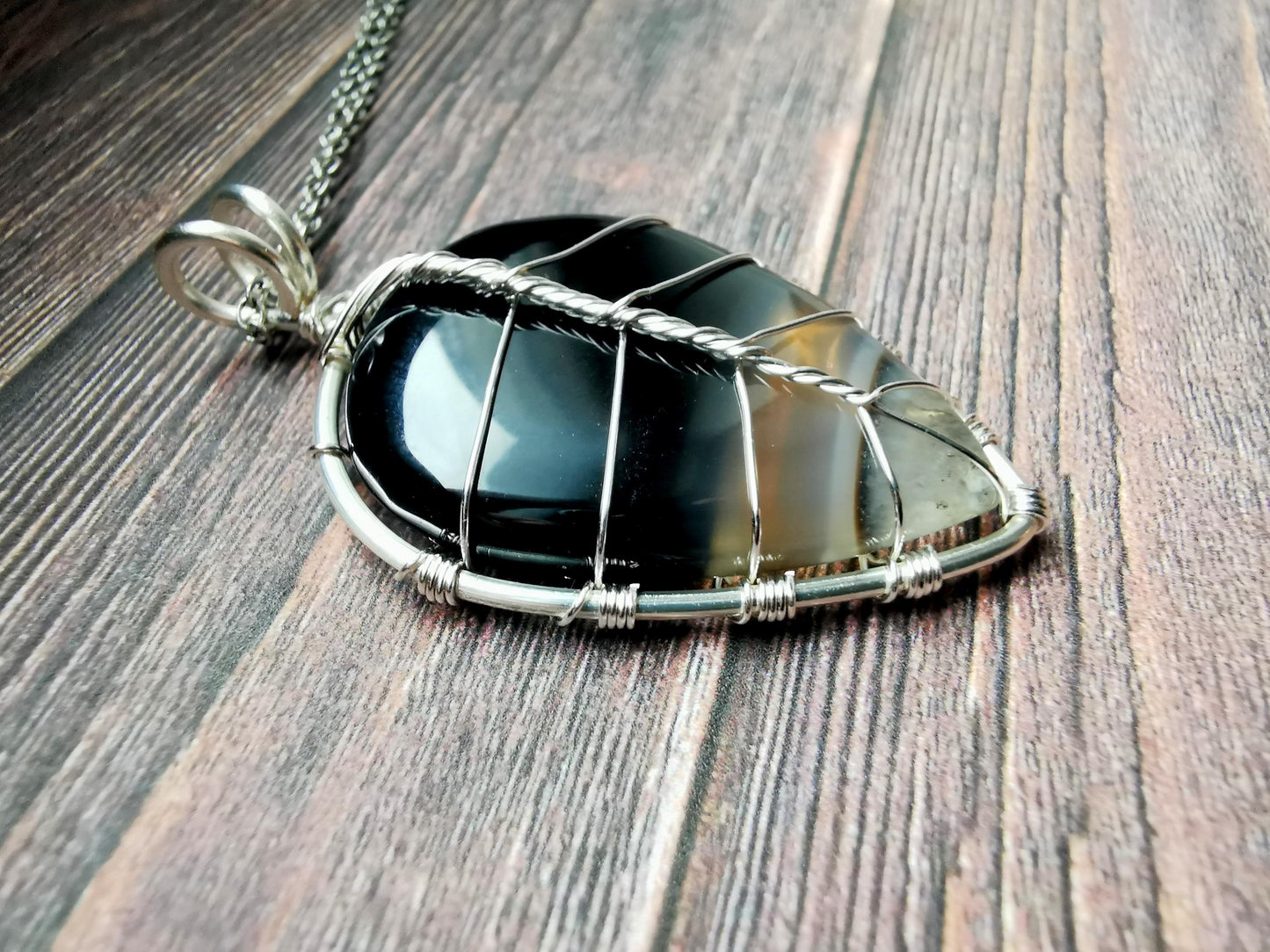 Leaf pendant with a black onyx gemstone
