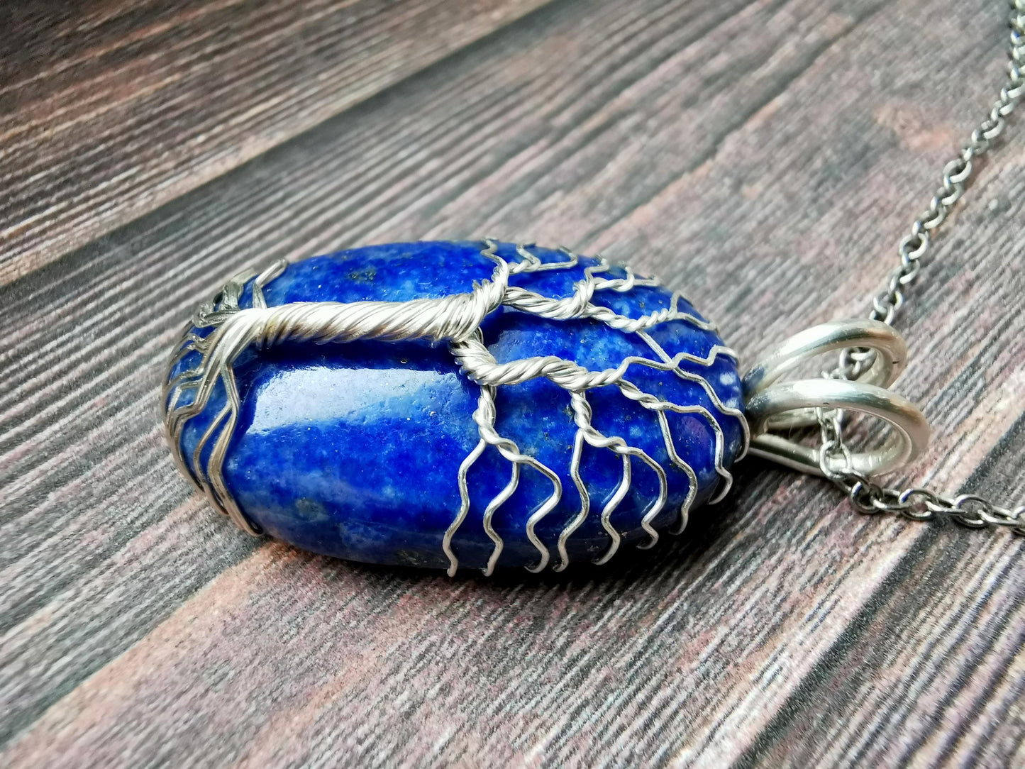 Tree pendant with a lapis lazuli gemstone