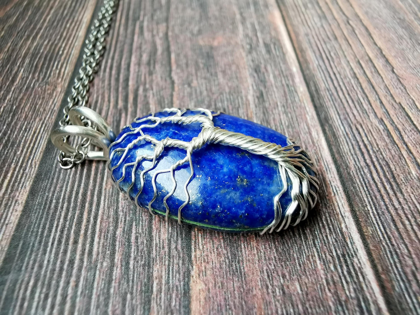 Tree pendant with a lapis lazuli gemstone