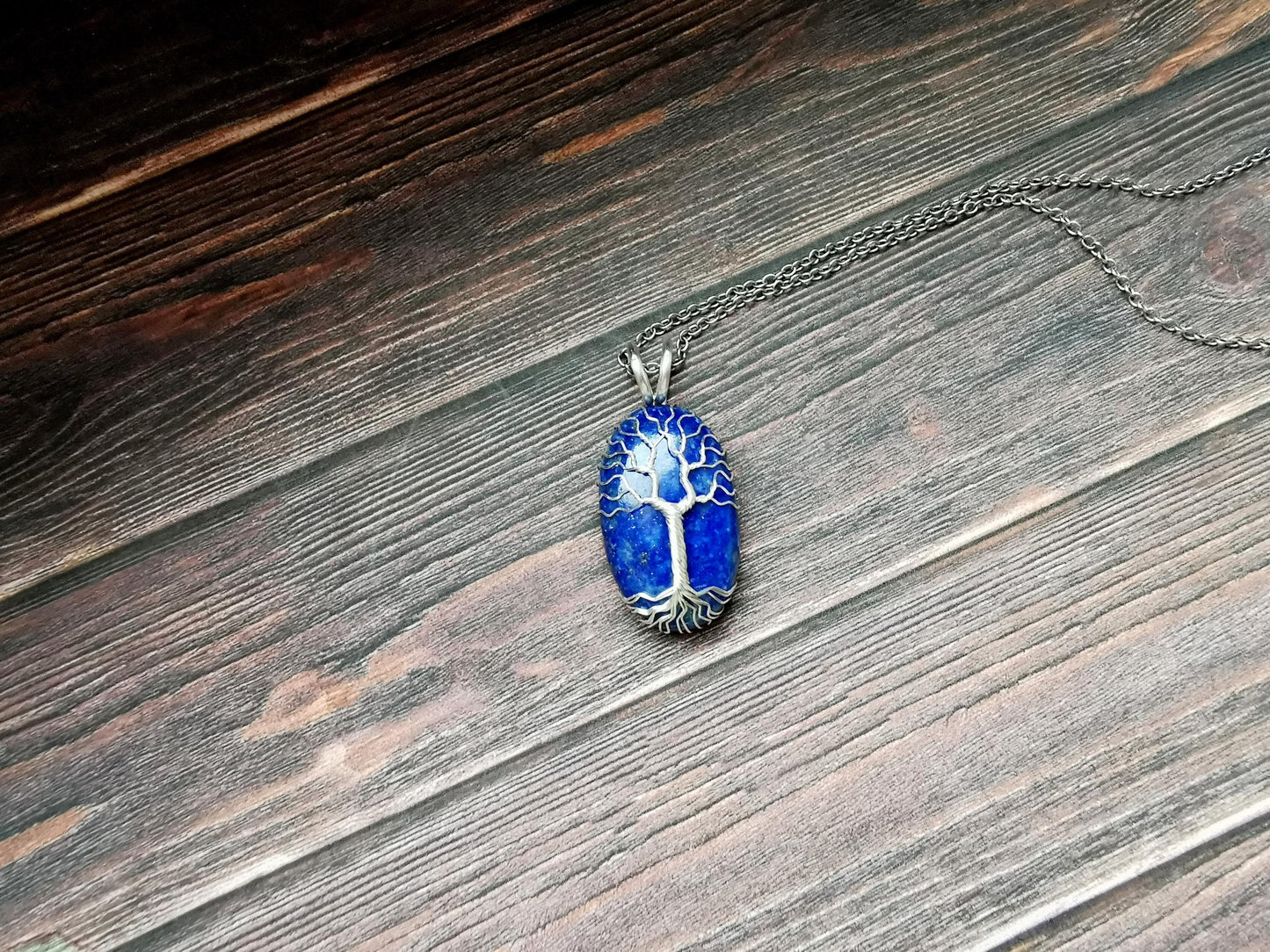 Tree pendant with a lapis lazuli gemstone