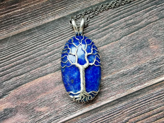 Tree pendant with a lapis lazuli gemstone