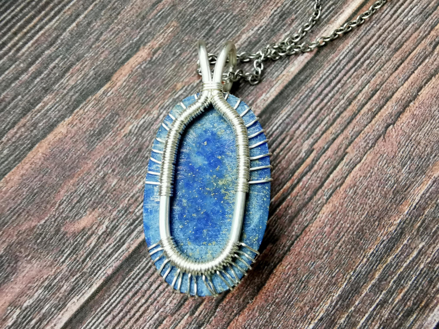 Tree pendant with a lapis lazuli gemstone