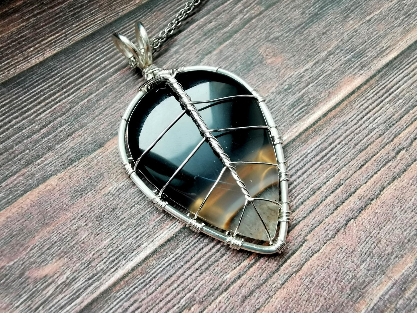Leaf pendant with a black onyx gemstone