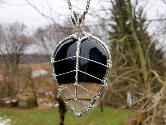 Leaf pendant with a black onyx gemstone