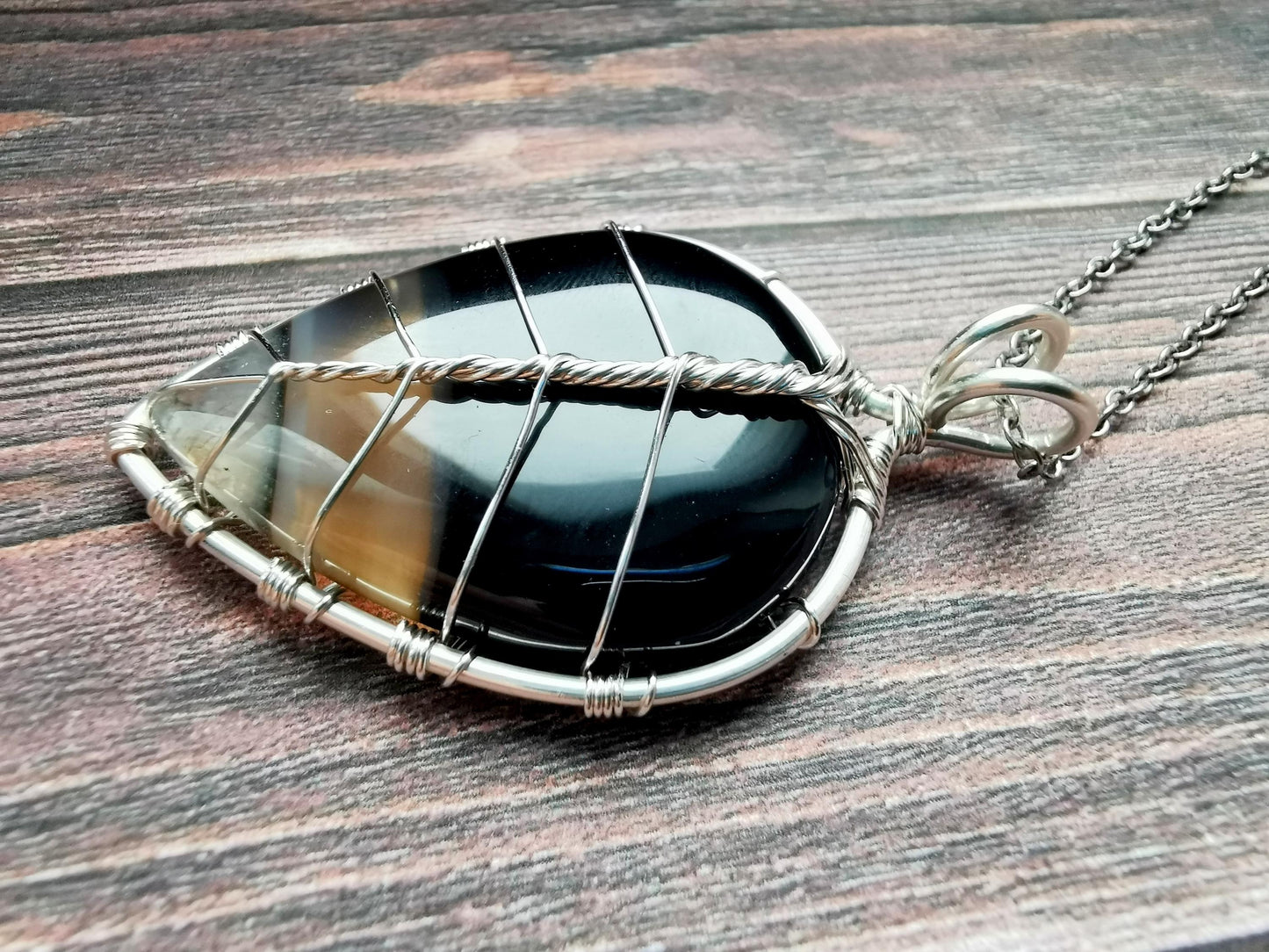 Leaf pendant with a black onyx gemstone