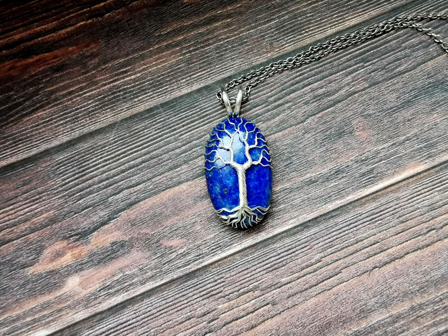 Tree pendant with a lapis lazuli gemstone