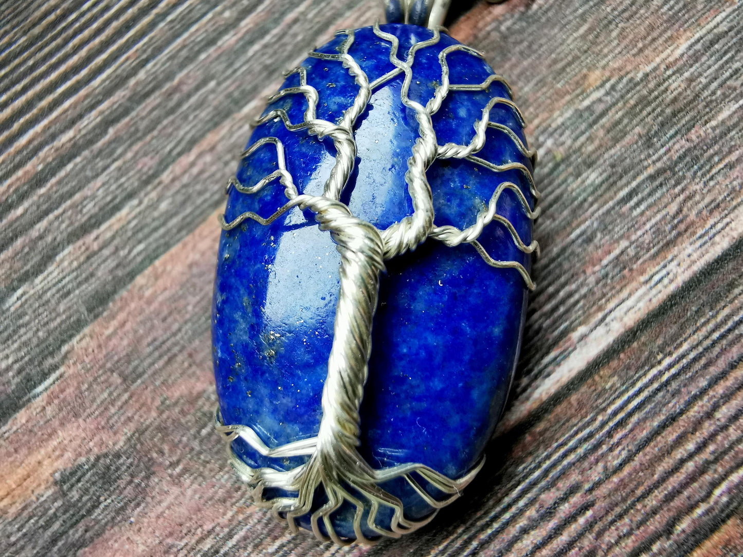 Tree pendant with a lapis lazuli gemstone