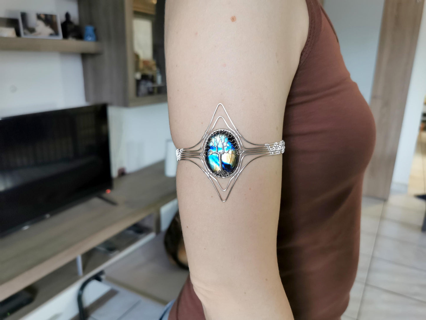 Tree arm ring with a labradorite gemstone