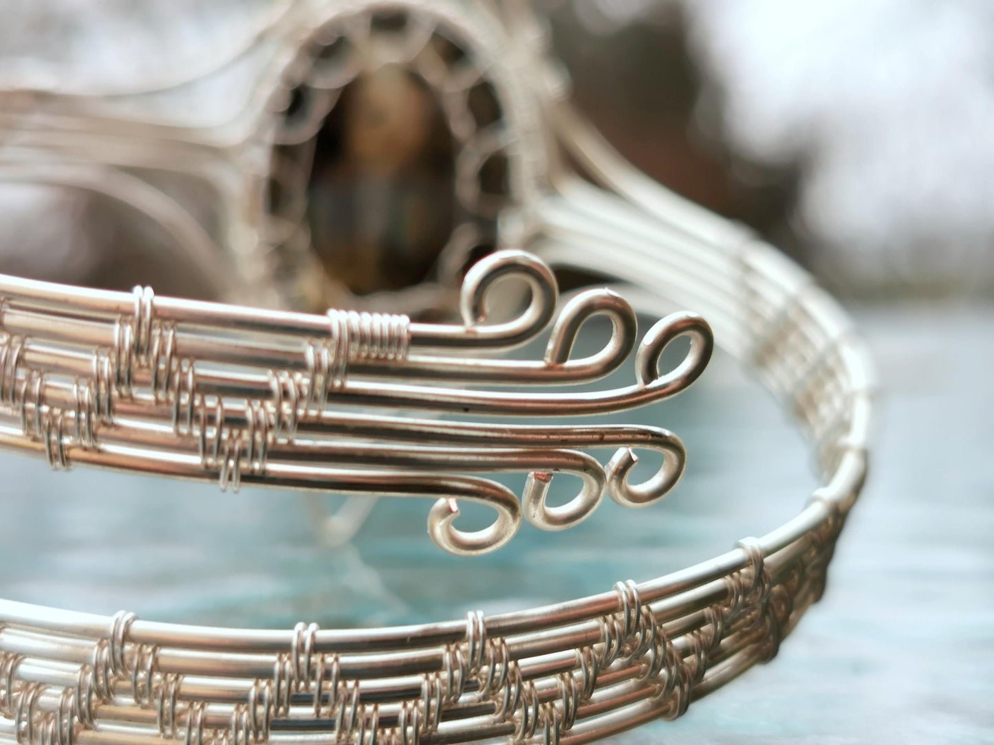Tree arm ring with a labradorite gemstone