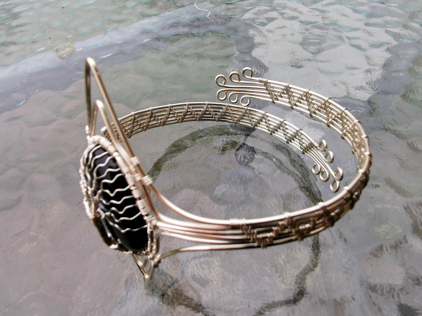 Tree arm ring with a labradorite gemstone